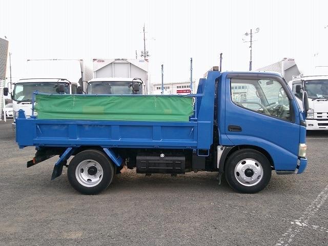 ダイナトラック 　低床ダンプ　上物新明和製　積載３ｔ　荷台寸３０６ｘ１６０ｘ３７　４ナンバー　コボレーン付　後部アオリロックピン有　５速ミッション　走行１５万ｋｍ台（5枚目）