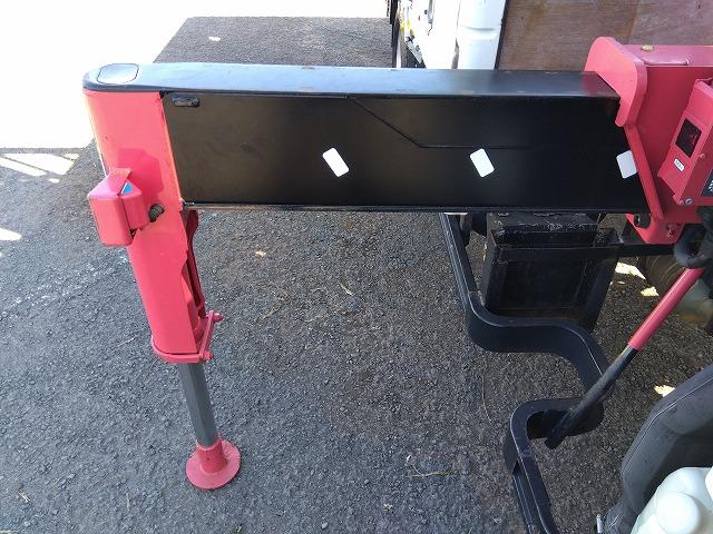 エルフトラック クレーン付平ボディ 上物古河ユニック製 4段ブーム ラジコン付(無線) フックイン 2.9t吊り 差し違いアウトリガー 積載3t ワイドボディ 荷台寸法356x208x35 荷台床木張り 内フック付(18枚目)