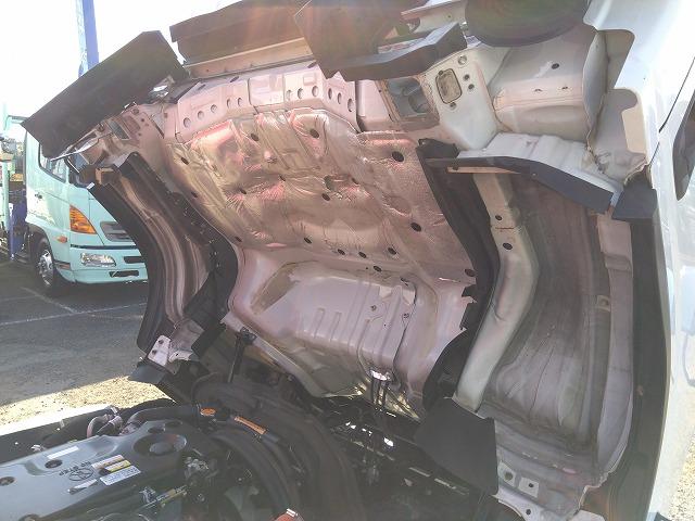 エルフトラック クレーン付平ボディ 上物古河ユニック製 4段ブーム ラジコン付(無線) フックイン 2.9t吊り 差し違いアウトリガー 積載3t ワイドボディ 荷台寸法356x208x35 荷台床木張り 内フック付(42枚目)