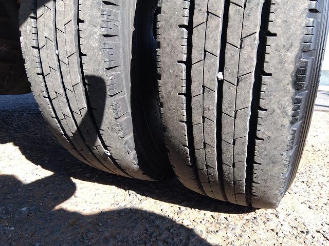 エルフトラック クレーン付平ボディ 上物古河ユニック製 4段ブーム ラジコン付(無線) フックイン 2.9t吊り 差し違いアウトリガー 積載3t ワイドボディ 荷台寸法356x208x35 荷台床木張り 内フック付(56枚目)