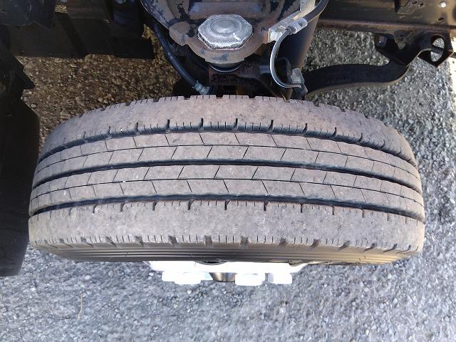 エルフトラック クレーン付平ボディ 上物古河ユニック製 4段ブーム ラジコン付(無線) フックイン 2.9t吊り 差し違いアウトリガー 積載3t ワイドボディ 荷台寸法356x208x35 荷台床木張り 内フック付(58枚目)