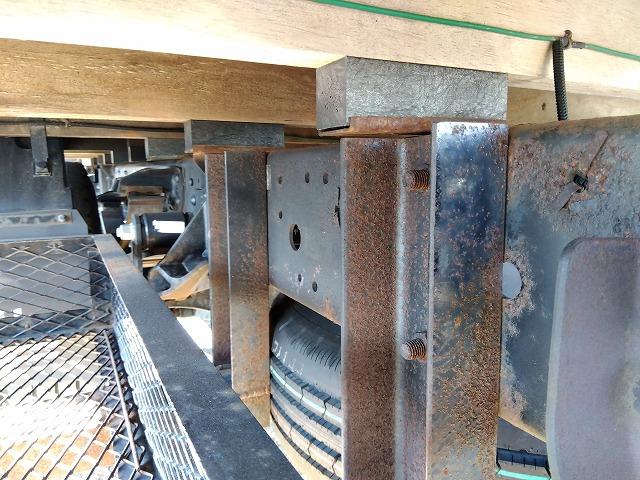 エルフトラック クレーン付平ボディ 上物古河ユニック製 4段ブーム ラジコン付(無線) フックイン 2.9t吊り 差し違いアウトリガー 積載3t ワイドボディ 荷台寸法356x208x35 荷台床木張り 内フック付(59枚目)