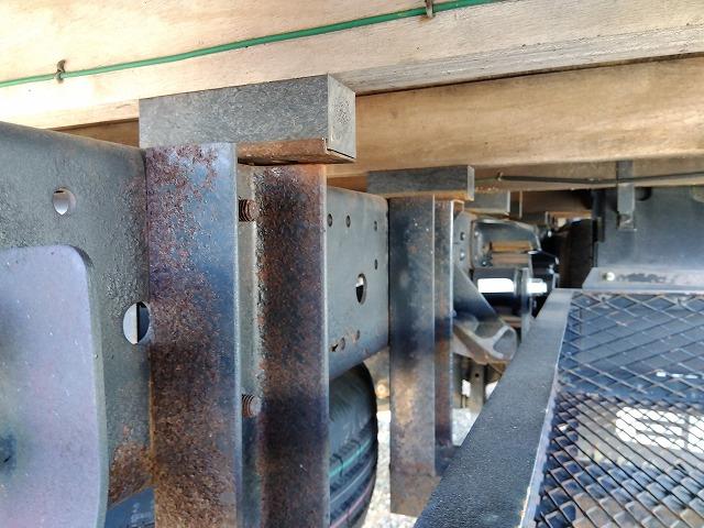 エルフトラック クレーン付平ボディ 上物古河ユニック製 4段ブーム ラジコン付(無線) フックイン 2.9t吊り 差し違いアウトリガー 積載3t ワイドボディ 荷台寸法356x208x35 荷台床木張り 内フック付(60枚目)