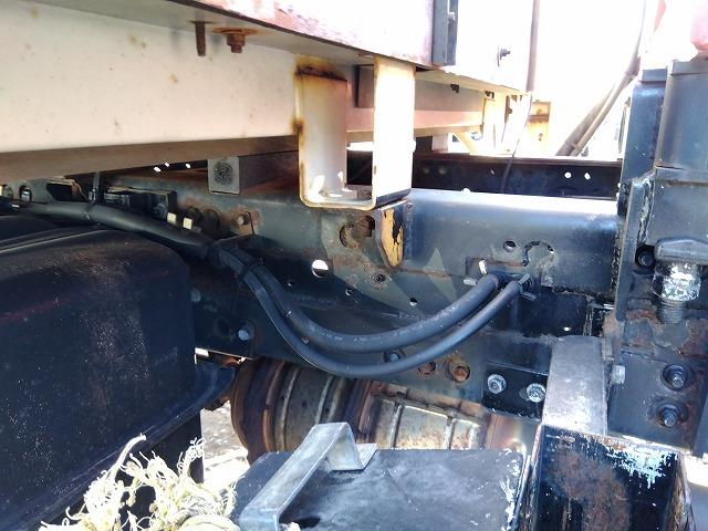 エルフトラック クレーン付平ボディ 上物古河ユニック製 4段ブーム ラジコン付(無線) フックイン 2.9t吊り 差し違いアウトリガー 積載3t ワイドボディ 荷台寸法356x208x35 荷台床木張り 内フック付(71枚目)