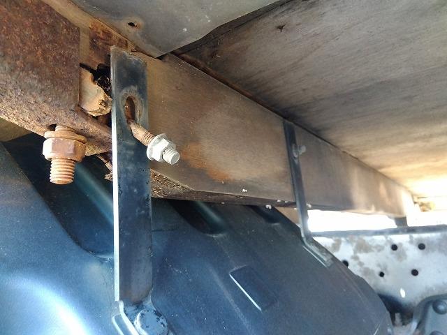 エルフトラック クレーン付平ボディ 上物古河ユニック製 4段ブーム ラジコン付(無線) フックイン 2.9t吊り 差し違いアウトリガー 積載3t ワイドボディ 荷台寸法356x208x35 荷台床木張り 内フック付(74枚目)