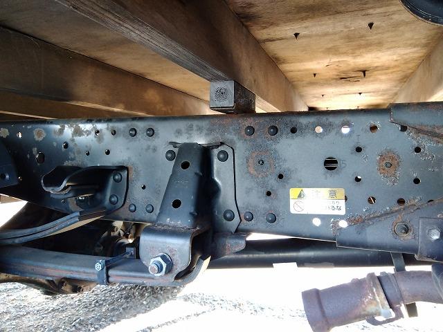 エルフトラック クレーン付平ボディ 上物古河ユニック製 4段ブーム ラジコン付(無線) フックイン 2.9t吊り 差し違いアウトリガー 積載3t ワイドボディ 荷台寸法356x208x35 荷台床木張り 内フック付(75枚目)