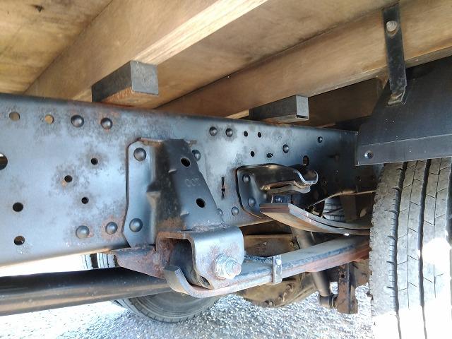 エルフトラック クレーン付平ボディ 上物古河ユニック製 4段ブーム ラジコン付(無線) フックイン 2.9t吊り 差し違いアウトリガー 積載3t ワイドボディ 荷台寸法356x208x35 荷台床木張り 内フック付(76枚目)