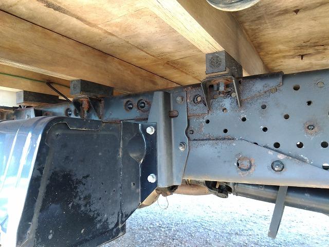 エルフトラック クレーン付平ボディ 上物古河ユニック製 4段ブーム ラジコン付(無線) フックイン 2.9t吊り 差し違いアウトリガー 積載3t ワイドボディ 荷台寸法356x208x35 荷台床木張り 内フック付(77枚目)