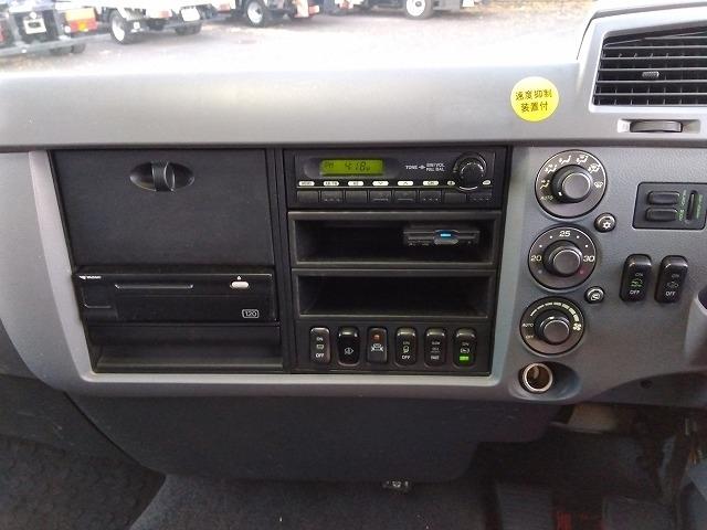 ファイター クレーン付アルミブロック平ボディ 上物古河ユニック製 4段ブーム ラジコン付(無線) 2.9t吊 フックイン 差し違い&角足 6m標準ボディ 荷台寸法605x217x79 荷台床縞板張 内フック有(12枚目)