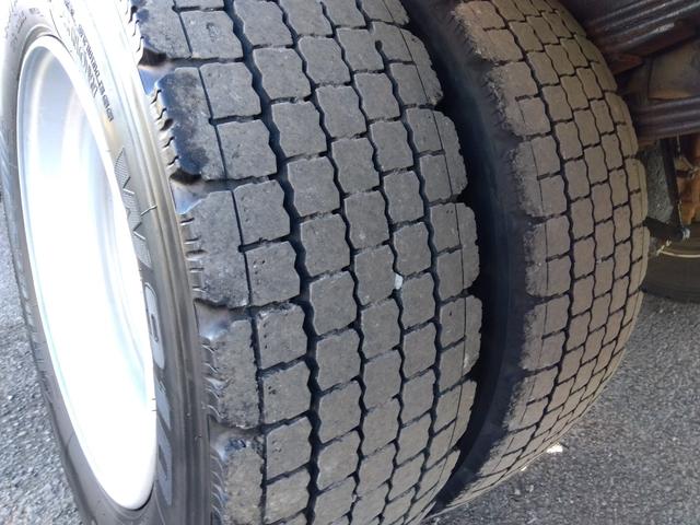 ファイター クレーン付アルミブロック平ボディ 上物古河ユニック製 4段ブーム ラジコン付(無線) 2.9t吊 フックイン 差し違い&角足 6m標準ボディ 荷台寸法605x217x79 荷台床縞板張 内フック有(53枚目)