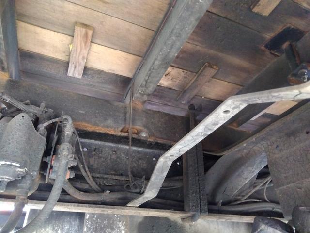 ファイター クレーン付アルミブロック平ボディ 上物古河ユニック製 4段ブーム ラジコン付(無線) 2.9t吊 フックイン 差し違い&角足 6m標準ボディ 荷台寸法605x217x79 荷台床縞板張 内フック有(58枚目)