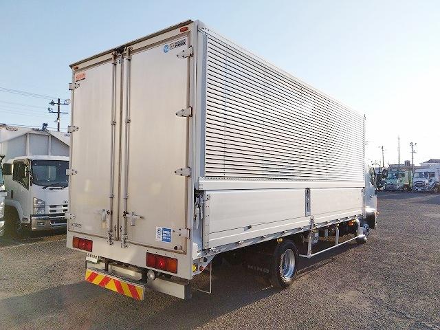 ヒノレンジャー 　アルミウイング　上物トランテックス製　６．２ｍワイドボディ　積載３．０５ｔ　荷台寸法６２６ｘ２４０ｘ２４０　荷台床木張り　あおり開閉サポート付　ラッシングレール２段　内フック付　ベッド付（6枚目）