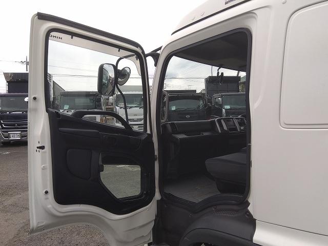 ヒノレンジャー 　アルミウイング　上物トランテックス製　６．２ｍワイドボディ　積載３．０５ｔ　荷台寸法６２６ｘ２４０ｘ２４０　荷台床木張り　あおり開閉サポート付　ラッシングレール２段　内フック付　ベッド付（10枚目）