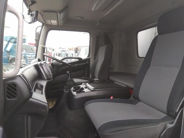 ヒノレンジャー 　アルミウイング　上物トランテックス製　６．２ｍワイドボディ　積載３．０５ｔ　荷台寸法６２６ｘ２４０ｘ２４０　荷台床木張り　あおり開閉サポート付　ラッシングレール２段　内フック付　ベッド付（12枚目）