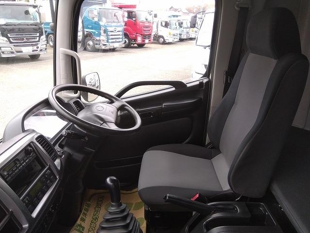 ヒノレンジャー 　アルミウイング　上物トランテックス製　６．２ｍワイドボディ　積載３．０５ｔ　荷台寸法６２６ｘ２４０ｘ２４０　荷台床木張り　あおり開閉サポート付　ラッシングレール２段　内フック付　ベッド付（14枚目）