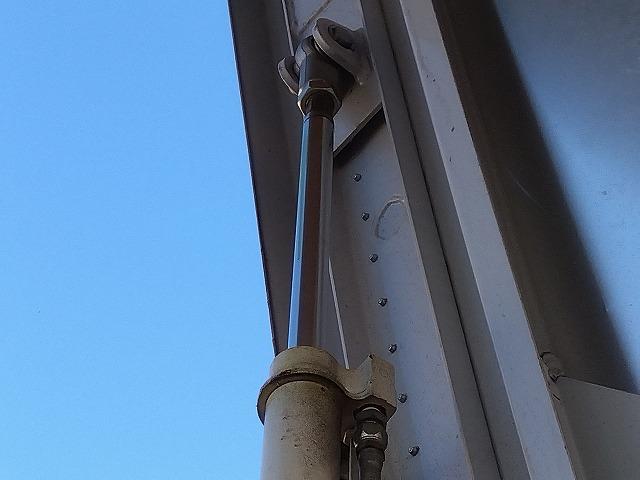 ヒノレンジャー 　アルミウイング　上物トランテックス製　６．２ｍワイドボディ　積載３．０５ｔ　荷台寸法６２６ｘ２４０ｘ２４０　荷台床木張り　あおり開閉サポート付　ラッシングレール２段　内フック付　ベッド付（18枚目）