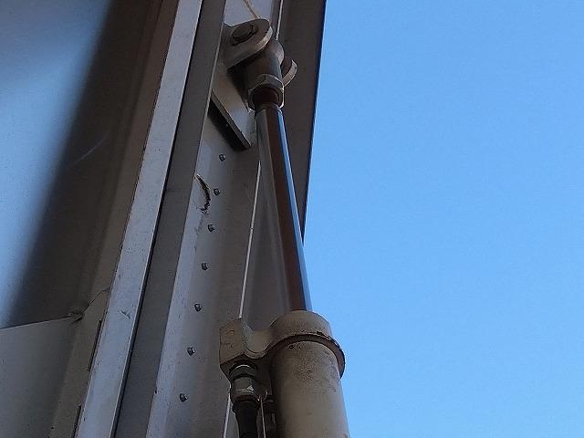 ヒノレンジャー 　アルミウイング　上物トランテックス製　６．２ｍワイドボディ　積載３．０５ｔ　荷台寸法６２６ｘ２４０ｘ２４０　荷台床木張り　あおり開閉サポート付　ラッシングレール２段　内フック付　ベッド付（19枚目）