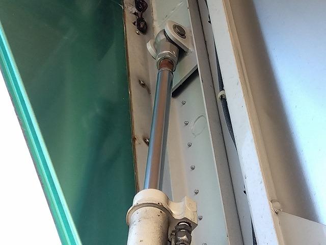 ヒノレンジャー 　アルミウイング　上物トランテックス製　６．２ｍワイドボディ　積載３．０５ｔ　荷台寸法６２６ｘ２４０ｘ２４０　荷台床木張り　あおり開閉サポート付　ラッシングレール２段　内フック付　ベッド付（20枚目）