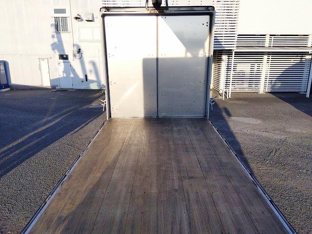 ヒノレンジャー 　アルミウイング　上物トランテックス製　６．２ｍワイドボディ　積載３．０５ｔ　荷台寸法６２６ｘ２４０ｘ２４０　荷台床木張り　あおり開閉サポート付　ラッシングレール２段　内フック付　ベッド付（27枚目）