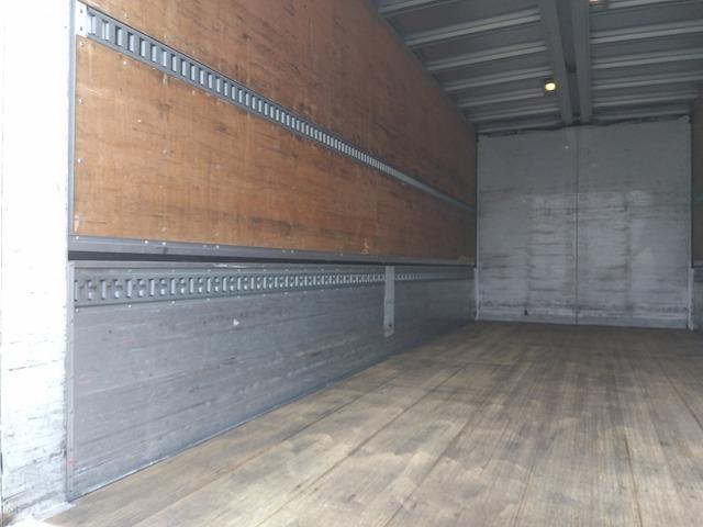 ヒノレンジャー 　アルミウイング　上物トランテックス製　６．２ｍワイドボディ　積載３．０５ｔ　荷台寸法６２６ｘ２４０ｘ２４０　荷台床木張り　あおり開閉サポート付　ラッシングレール２段　内フック付　ベッド付（28枚目）