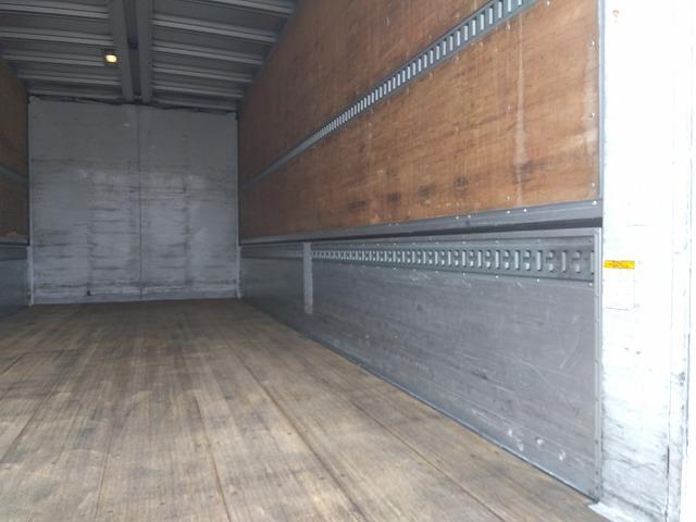 ヒノレンジャー 　アルミウイング　上物トランテックス製　６．２ｍワイドボディ　積載３．０５ｔ　荷台寸法６２６ｘ２４０ｘ２４０　荷台床木張り　あおり開閉サポート付　ラッシングレール２段　内フック付　ベッド付（29枚目）