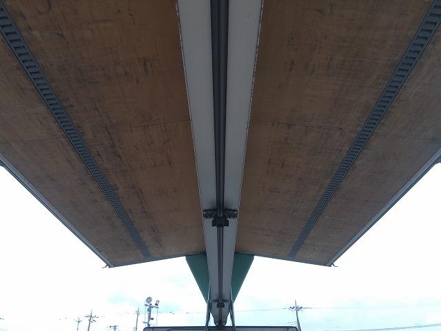 ヒノレンジャー 　アルミウイング　上物トランテックス製　６．２ｍワイドボディ　積載３．０５ｔ　荷台寸法６２６ｘ２４０ｘ２４０　荷台床木張り　あおり開閉サポート付　ラッシングレール２段　内フック付　ベッド付（32枚目）