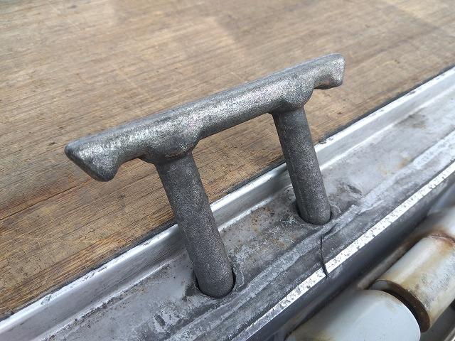 ヒノレンジャー 　アルミウイング　上物トランテックス製　６．２ｍワイドボディ　積載３．０５ｔ　荷台寸法６２６ｘ２４０ｘ２４０　荷台床木張り　あおり開閉サポート付　ラッシングレール２段　内フック付　ベッド付（35枚目）