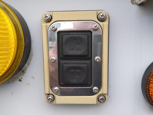 ヒノレンジャー 　アルミウイング　上物トランテックス製　６．２ｍワイドボディ　積載３．０５ｔ　荷台寸法６２６ｘ２４０ｘ２４０　荷台床木張り　あおり開閉サポート付　ラッシングレール２段　内フック付　ベッド付（37枚目）