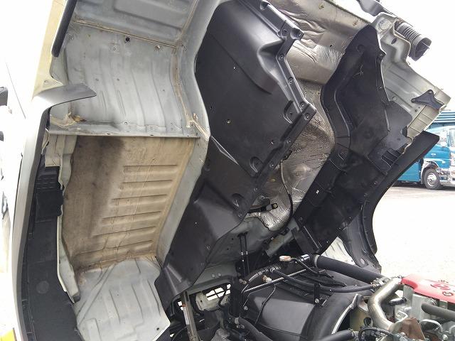 ヒノレンジャー 　アルミウイング　上物トランテックス製　６．２ｍワイドボディ　積載３．０５ｔ　荷台寸法６２６ｘ２４０ｘ２４０　荷台床木張り　あおり開閉サポート付　ラッシングレール２段　内フック付　ベッド付（47枚目）