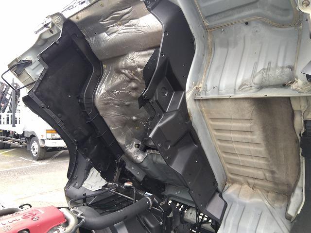 ヒノレンジャー 　アルミウイング　上物トランテックス製　６．２ｍワイドボディ　積載３．０５ｔ　荷台寸法６２６ｘ２４０ｘ２４０　荷台床木張り　あおり開閉サポート付　ラッシングレール２段　内フック付　ベッド付（48枚目）