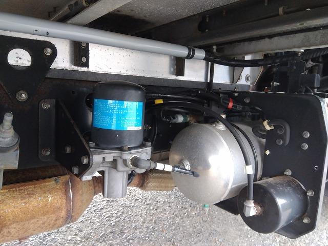 ヒノレンジャー 　アルミウイング　上物トランテックス製　６．２ｍワイドボディ　積載３．０５ｔ　荷台寸法６２６ｘ２４０ｘ２４０　荷台床木張り　あおり開閉サポート付　ラッシングレール２段　内フック付　ベッド付（59枚目）