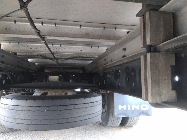 ヒノレンジャー 　アルミウイング　上物トランテックス製　６．２ｍワイドボディ　積載３．０５ｔ　荷台寸法６２６ｘ２４０ｘ２４０　荷台床木張り　あおり開閉サポート付　ラッシングレール２段　内フック付　ベッド付（66枚目）