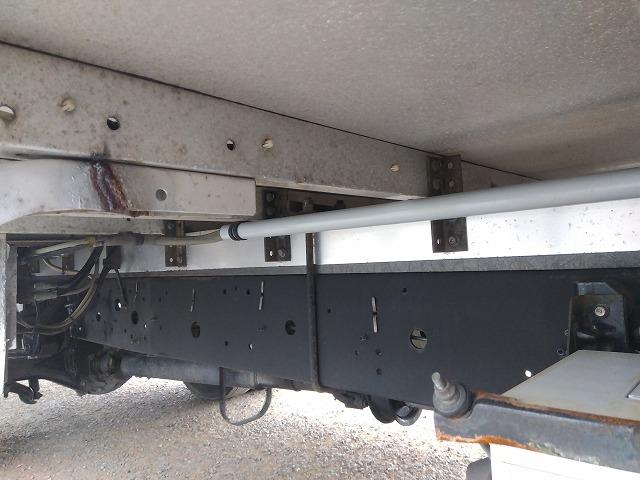 ヒノレンジャー 　アルミウイング　上物トランテックス製　６．２ｍワイドボディ　積載３．０５ｔ　荷台寸法６２６ｘ２４０ｘ２４０　荷台床木張り　あおり開閉サポート付　ラッシングレール２段　内フック付　ベッド付（67枚目）