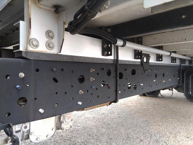 ヒノレンジャー 　アルミウイング　上物トランテックス製　６．２ｍワイドボディ　積載３．０５ｔ　荷台寸法６２６ｘ２４０ｘ２４０　荷台床木張り　あおり開閉サポート付　ラッシングレール２段　内フック付　ベッド付（71枚目）