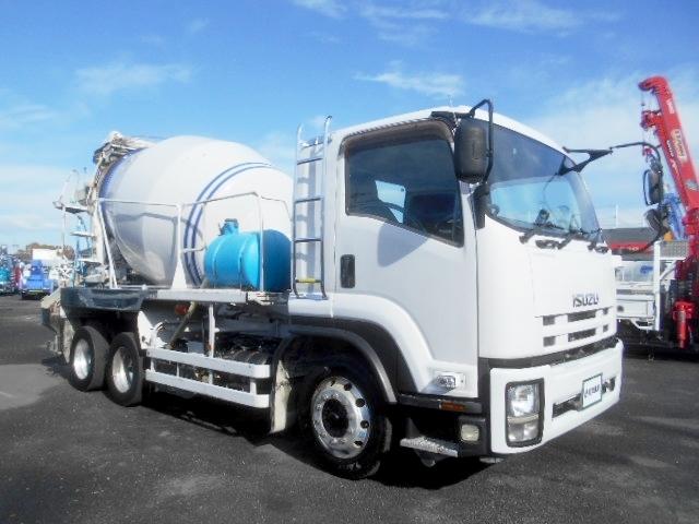 フォワード 　コンクリートミキサー車　上物カヤバ工業製　積載１１ｔ　ドラム容量８．９立米　ドラム混合４．５立米　２デフ　ホッパーカバー（要交換修理）　水タンク＆モーター付　２６０馬力　ベッド付　バックモニター付（2枚目）