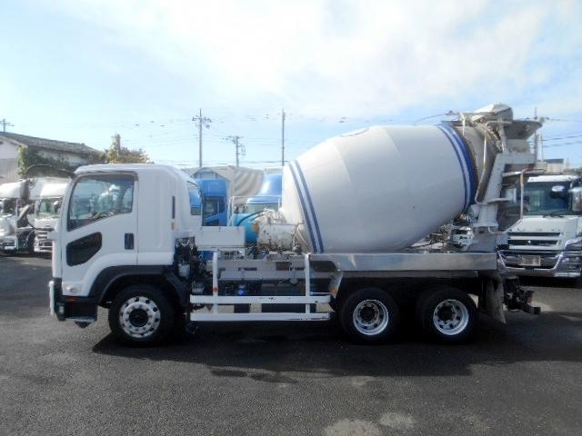 フォワード 　コンクリートミキサー車　上物カヤバ工業製　積載１１ｔ　ドラム容量８．９立米　ドラム混合４．５立米　２デフ　ホッパーカバー（要交換修理）　水タンク＆モーター付　２６０馬力　ベッド付　バックモニター付（5枚目）