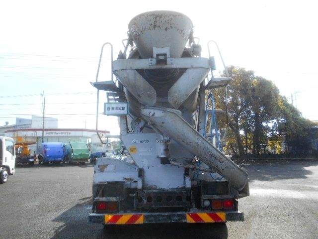 フォワード 　コンクリートミキサー車　上物カヤバ工業製　積載１１ｔ　ドラム容量８．９立米　ドラム混合４．５立米　２デフ　ホッパーカバー（要交換修理）　水タンク＆モーター付　２６０馬力　ベッド付　バックモニター付（7枚目）