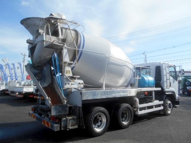 フォワード 　コンクリートミキサー車　上物カヤバ工業製　積載１１ｔ　ドラム容量８．９立米　ドラム混合４．５立米　２デフ　ホッパーカバー（要交換修理）　水タンク＆モーター付　２６０馬力　ベッド付　バックモニター付（8枚目）