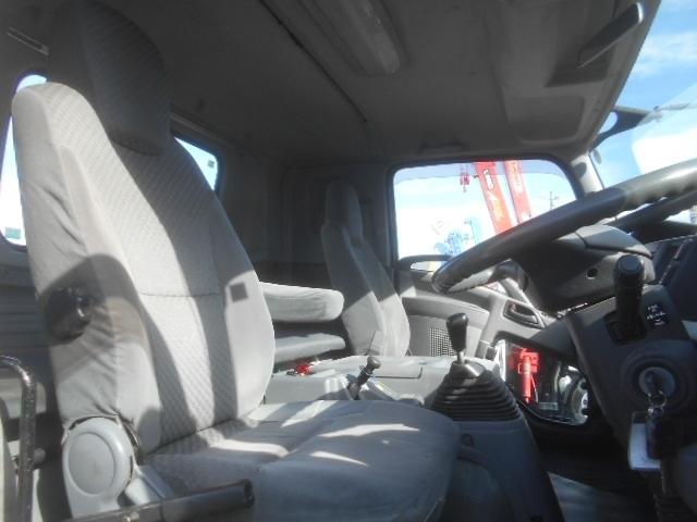 フォワード 　コンクリートミキサー車　上物カヤバ工業製　積載１１ｔ　ドラム容量８．９立米　ドラム混合４．５立米　２デフ　ホッパーカバー（要交換修理）　水タンク＆モーター付　２６０馬力　ベッド付　バックモニター付（13枚目）