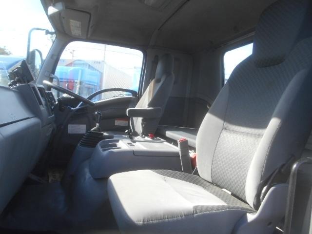 フォワード 　コンクリートミキサー車　上物カヤバ工業製　積載１１ｔ　ドラム容量８．９立米　ドラム混合４．５立米　２デフ　ホッパーカバー（要交換修理）　水タンク＆モーター付　２６０馬力　ベッド付　バックモニター付（16枚目）