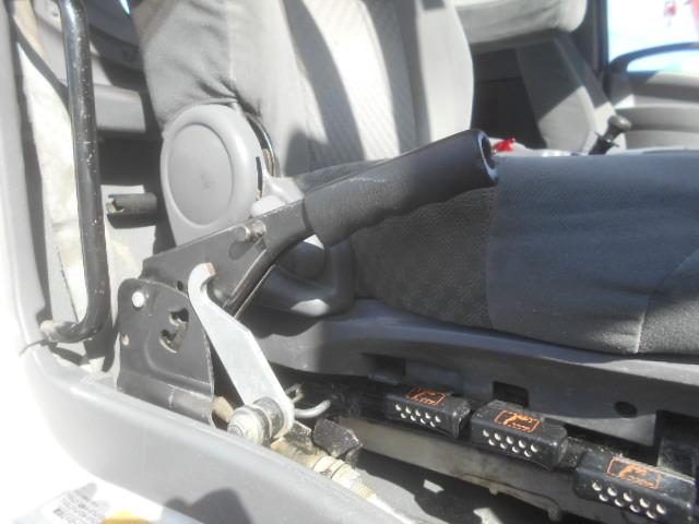 フォワード 　コンクリートミキサー車　上物カヤバ工業製　積載１１ｔ　ドラム容量８．９立米　ドラム混合４．５立米　２デフ　ホッパーカバー（要交換修理）　水タンク＆モーター付　２６０馬力　ベッド付　バックモニター付（19枚目）