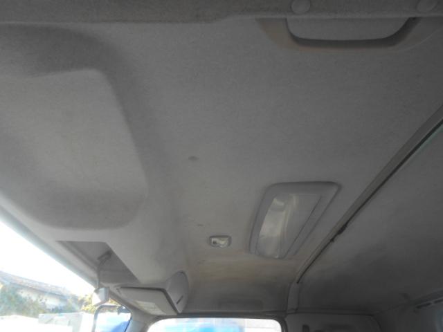 フォワード 　コンクリートミキサー車　上物カヤバ工業製　積載１１ｔ　ドラム容量８．９立米　ドラム混合４．５立米　２デフ　ホッパーカバー（要交換修理）　水タンク＆モーター付　２６０馬力　ベッド付　バックモニター付（22枚目）