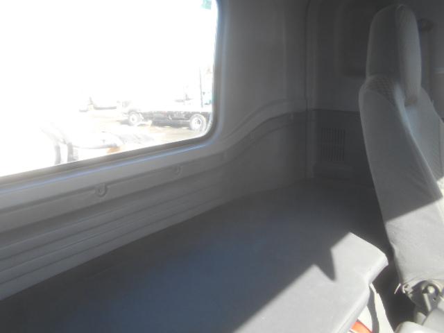 フォワード 　コンクリートミキサー車　上物カヤバ工業製　積載１１ｔ　ドラム容量８．９立米　ドラム混合４．５立米　２デフ　ホッパーカバー（要交換修理）　水タンク＆モーター付　２６０馬力　ベッド付　バックモニター付（23枚目）