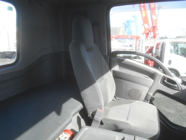 フォワード 　コンクリートミキサー車　上物カヤバ工業製　積載１１ｔ　ドラム容量８．９立米　ドラム混合４．５立米　２デフ　ホッパーカバー（要交換修理）　水タンク＆モーター付　２６０馬力　ベッド付　バックモニター付（24枚目）