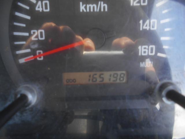 フォワード 　コンクリートミキサー車　上物カヤバ工業製　積載１１ｔ　ドラム容量８．９立米　ドラム混合４．５立米　２デフ　ホッパーカバー（要交換修理）　水タンク＆モーター付　２６０馬力　ベッド付　バックモニター付（25枚目）