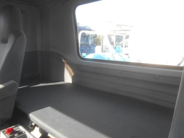 フォワード 　コンクリートミキサー車　上物カヤバ工業製　積載１１ｔ　ドラム容量８．９立米　ドラム混合４．５立米　２デフ　ホッパーカバー（要交換修理）　水タンク＆モーター付　２６０馬力　ベッド付　バックモニター付（26枚目）