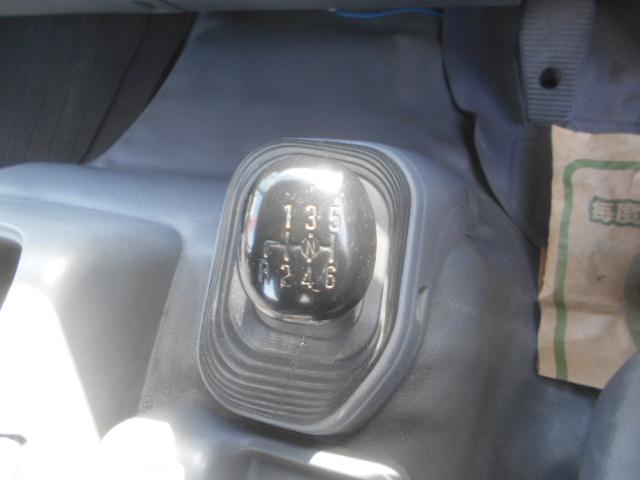 フォワード 　コンクリートミキサー車　上物カヤバ工業製　積載１１ｔ　ドラム容量８．９立米　ドラム混合４．５立米　２デフ　ホッパーカバー（要交換修理）　水タンク＆モーター付　２６０馬力　ベッド付　バックモニター付（30枚目）