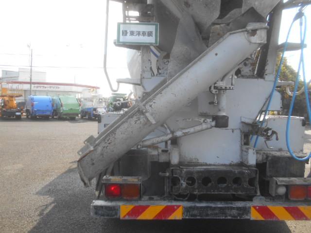 フォワード 　コンクリートミキサー車　上物カヤバ工業製　積載１１ｔ　ドラム容量８．９立米　ドラム混合４．５立米　２デフ　ホッパーカバー（要交換修理）　水タンク＆モーター付　２６０馬力　ベッド付　バックモニター付（33枚目）