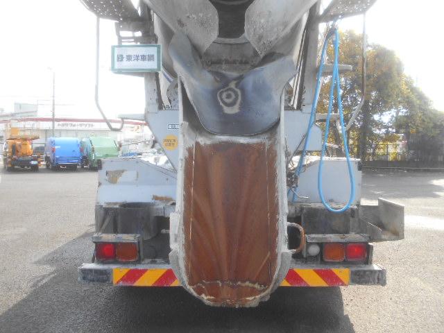 フォワード 　コンクリートミキサー車　上物カヤバ工業製　積載１１ｔ　ドラム容量８．９立米　ドラム混合４．５立米　２デフ　ホッパーカバー（要交換修理）　水タンク＆モーター付　２６０馬力　ベッド付　バックモニター付（35枚目）