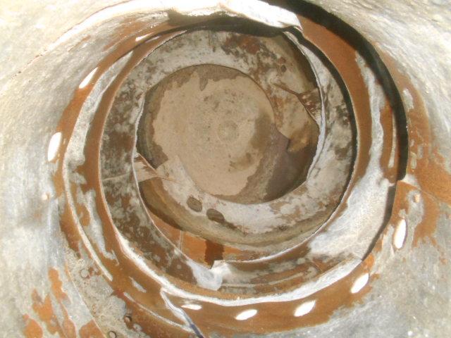 フォワード 　コンクリートミキサー車　上物カヤバ工業製　積載１１ｔ　ドラム容量８．９立米　ドラム混合４．５立米　２デフ　ホッパーカバー（要交換修理）　水タンク＆モーター付　２６０馬力　ベッド付　バックモニター付（36枚目）